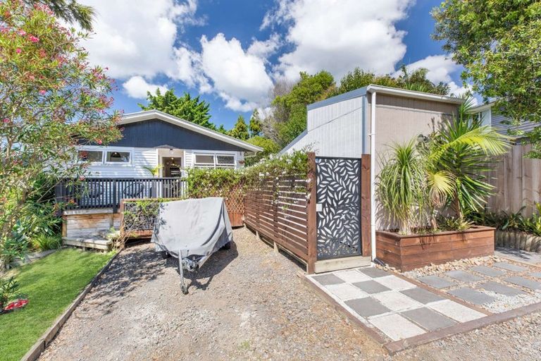 Photo of property in 8 Kashmir Road, Glen Eden, Auckland, 0602
