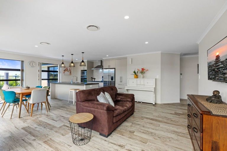 Photo of property in 32 Drabble Crescent, Papamoa Beach, Papamoa, 3118