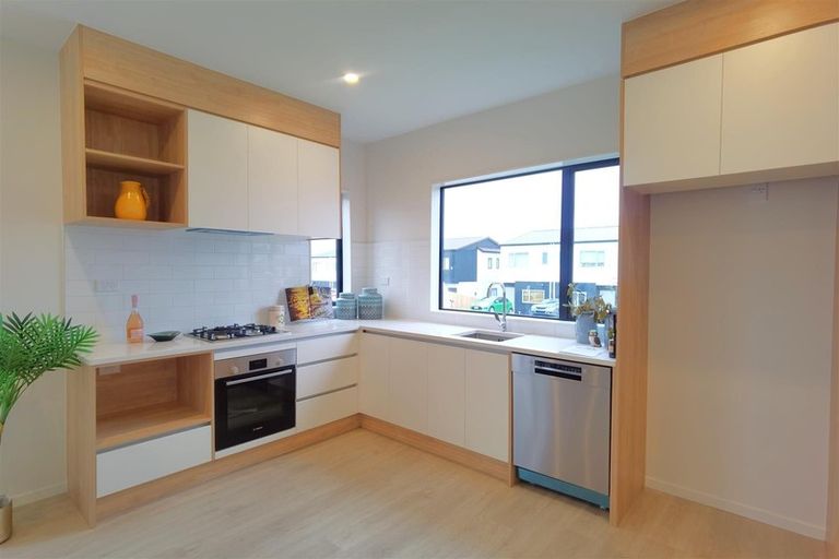 Photo of property in 2 Poruru Close, Papakura, 2110