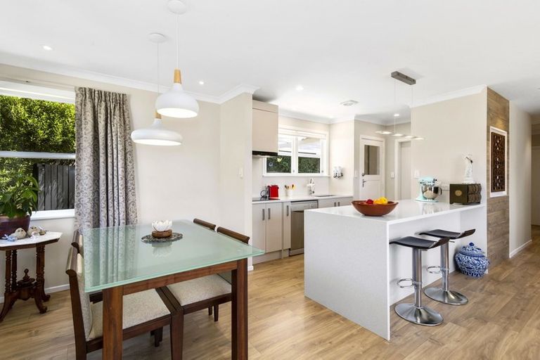 Photo of property in 28 Alwyn Place, Newlands, Wellington, 6037