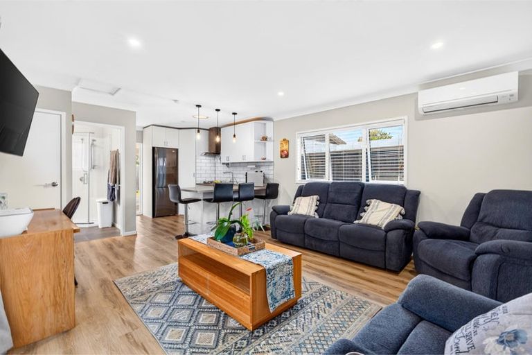 Photo of property in 3 Huruhuru Road, Massey, Auckland, 0614