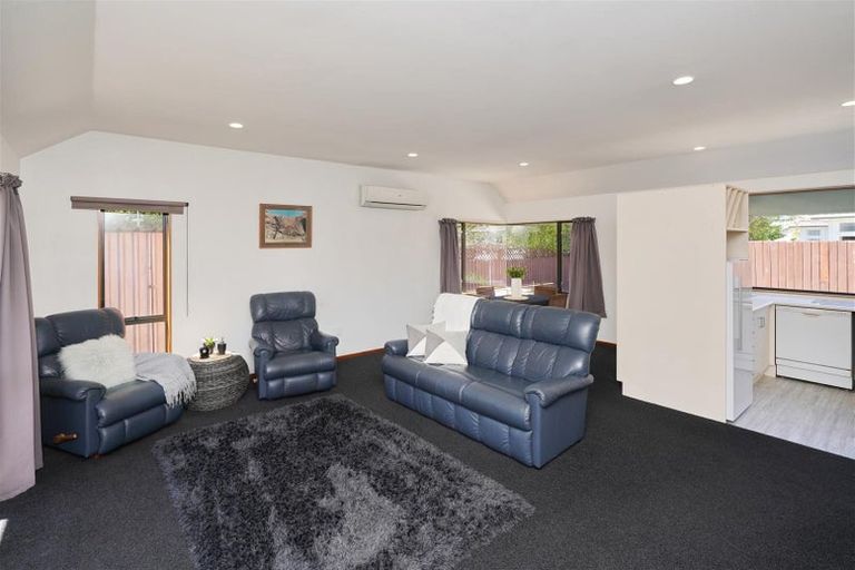 Photo of property in 2/52 Northcote Road, Northcote, Christchurch, 8052