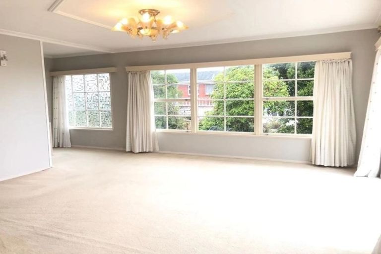 Photo of property in 9 Chelsea View Drive, Chatswood, Auckland, 0626