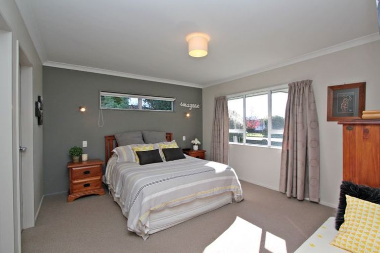 Photo of property in 17 Whiting Crescent, Greenmeadows, Napier, 4112