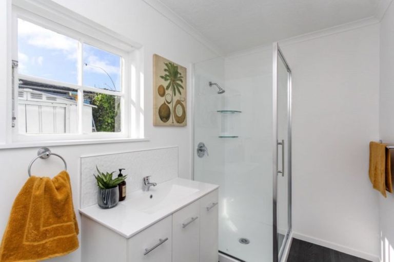 Photo of property in 43 Cumberland Street, Merrilands, New Plymouth, 4312