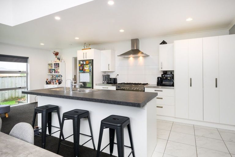 Photo of property in 17 Lorenzo Place, Kelvin Grove, Palmerston North, 4414