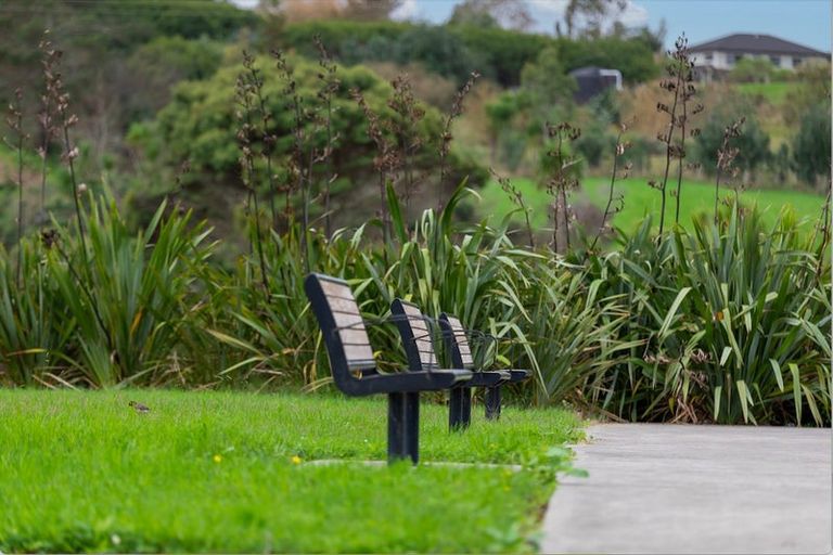 Photo of property in 4 Tuputupu Drive, Kumeu, 0810