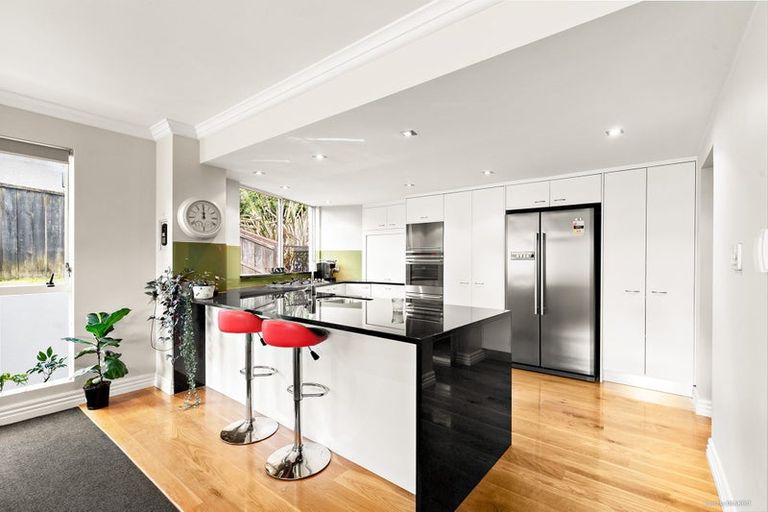 Photo of property in 8a Oteha Valley Road, Northcross, Auckland, 0632