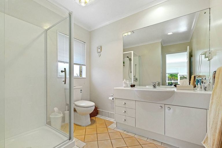 Photo of property in 108 Golfland Drive, Golflands, Auckland, 2013