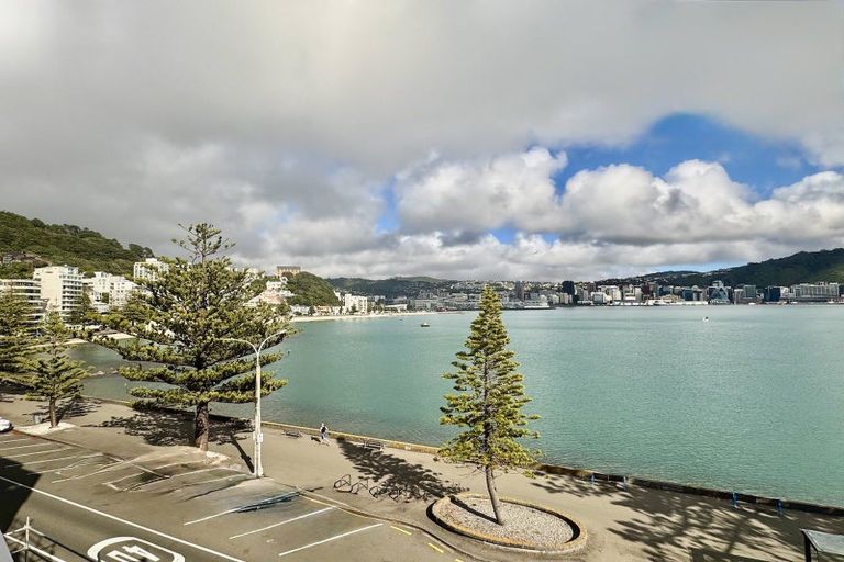 Photo of property in 322 Oriental Parade, Oriental Bay, Wellington, 6011