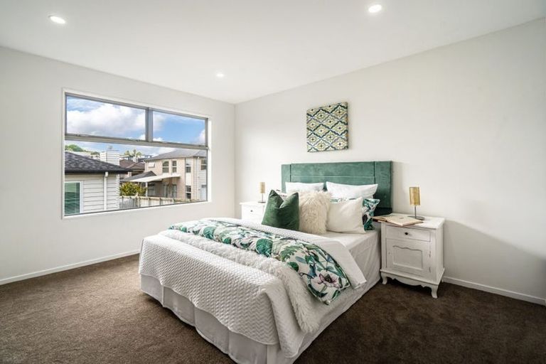 Photo of property in 90 Medallion Drive, Oteha, Auckland, 0632