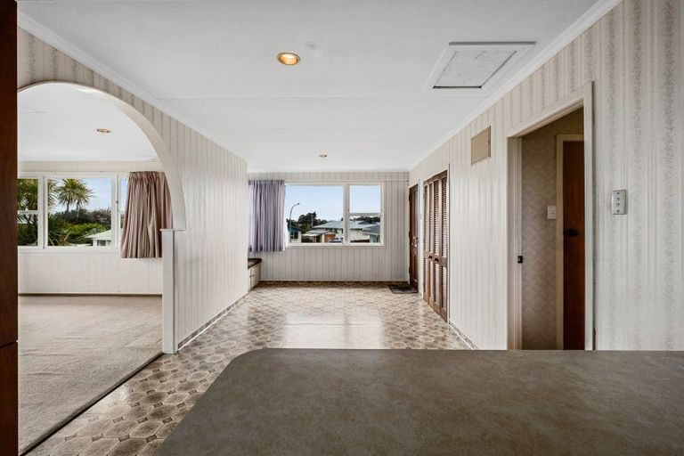 Photo of property in 18 Leon Place, Waitara, 4320