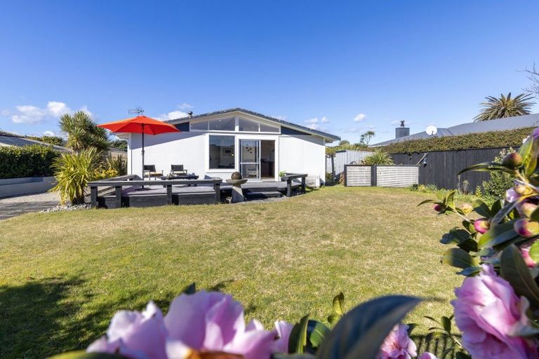 Photo of property in 11 Hadfield Place, Paraparaumu Beach, Paraparaumu, 5032