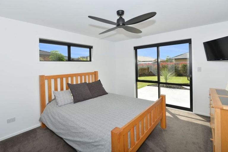 Photo of property in 16 Roto View, One Tree Point, 0118