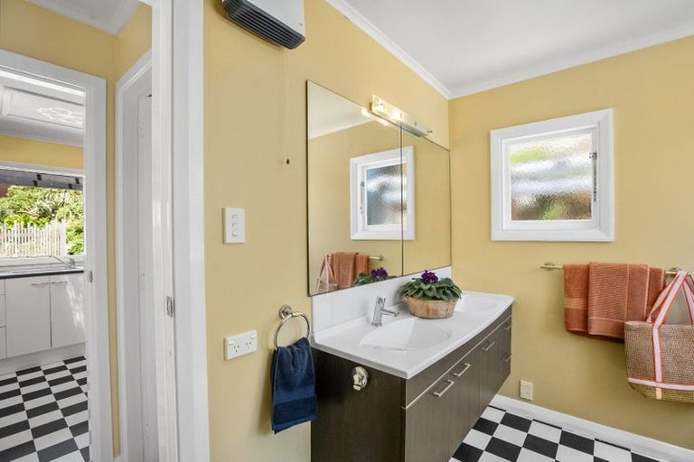 Photo of property in 170 Breaker Bay Road, Breaker Bay, Wellington, 6022