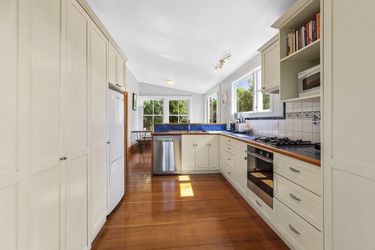 Photo of property in 129 Northland Road, Northland, Wellington, 6012