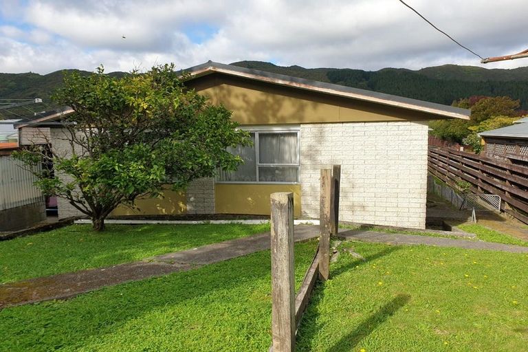 Photo of property in 289b Wellington Road, Wainuiomata, Lower Hutt, 5014