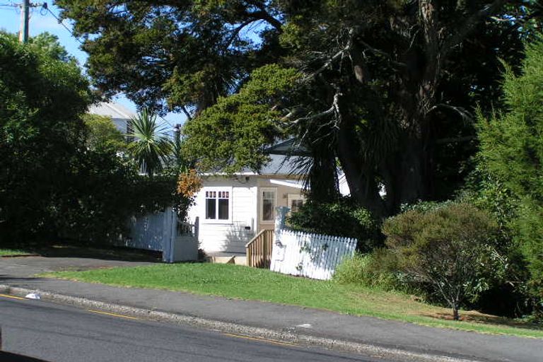 Photo of property in 2 Seaview Avenue, Northcote, Auckland, 0627