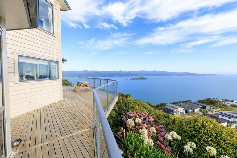 Photo of property in 18 Bennett Grove, Newlands, Wellington, 6037