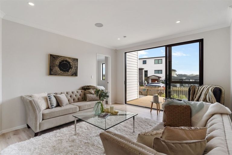 Photo of property in 44 Drumbuoy Drive, Flat Bush, Auckland, 2019