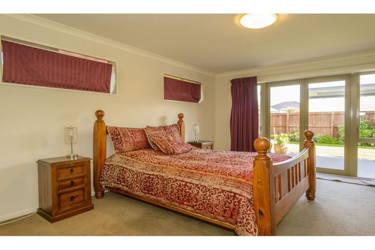 Photo of property in 33 Bottle Lake Drive, Parklands, Christchurch, 8083