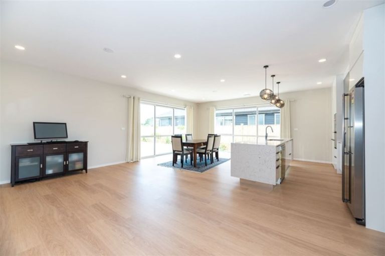 Photo of property in 10 Walter Ruddock Avenue, Kumeu, 0810