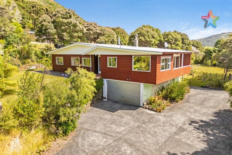 Photo of property in 1119 Coast Road, Wainuiomata Coast, Wainuiomata, 5373