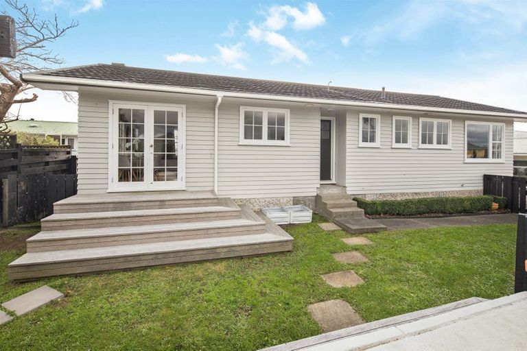 Photo of property in 19 Toporoa View, Ascot Park, Porirua, 5024