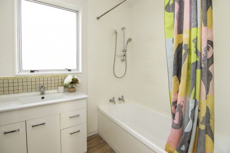 Photo of property in 6 Forbes Place, Kelvin Grove, Palmerston North, 4414