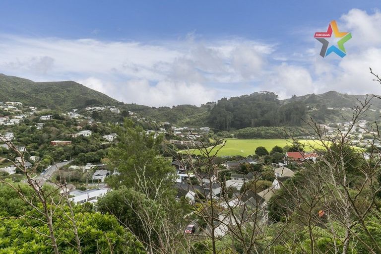 Photo of property in 28 Woodhouse Avenue, Karori, Wellington, 6012