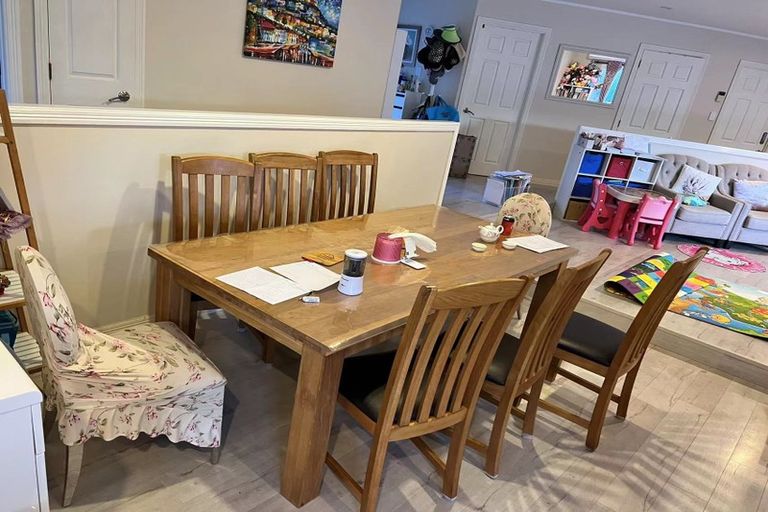 Photo of property in 30 Taupiko Place, Green Bay, Auckland, 0604