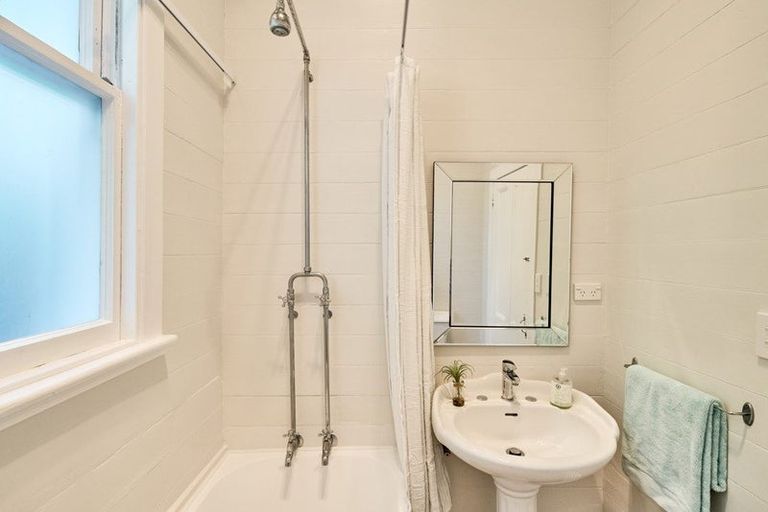 Photo of property in 32 Maarama Crescent, Aro Valley, Wellington, 6021