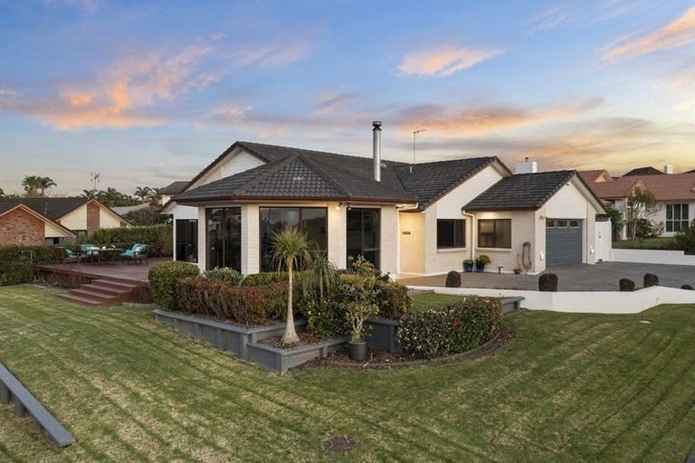 Photo of property in 2 Gillard Place, Eastern Beach, Auckland, 2012