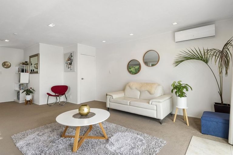 Photo of property in 2/40 Beulah Avenue, Rothesay Bay, Auckland, 0630