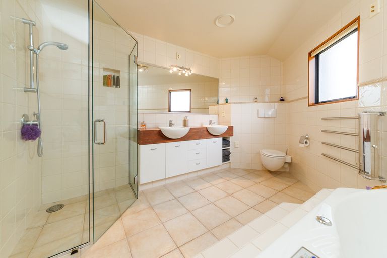 Photo of property in 33 Ruapehu Drive, Fitzherbert, Palmerston North, 4410