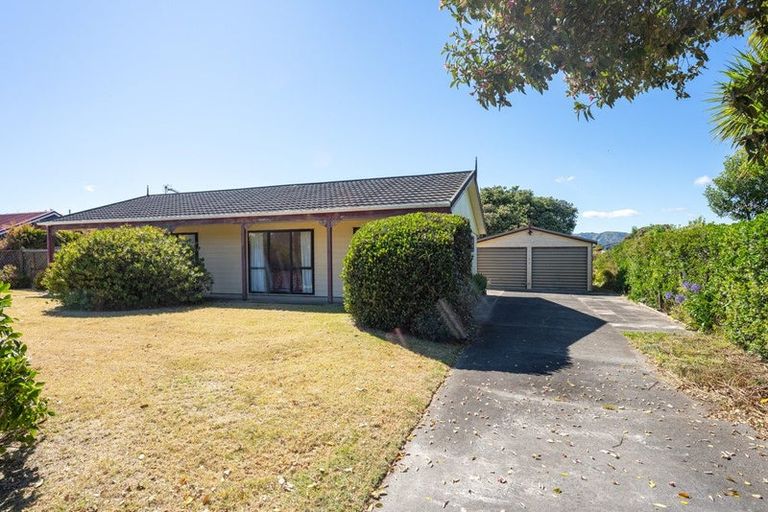 Photo of property in 172 Tutere Street, Waikanae Beach, Waikanae, 5036