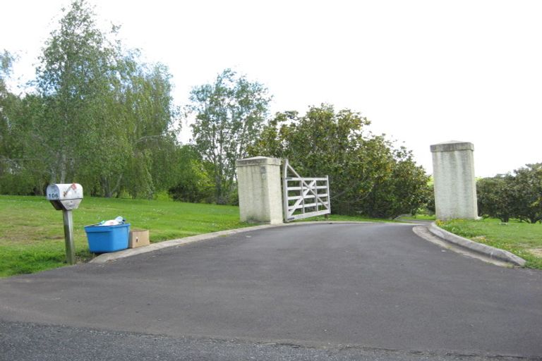 Photo of property in 106 Hanham Road, Kumeu, 0891