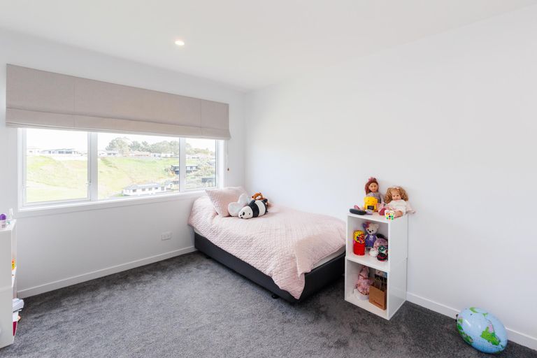 Photo of property in 23 Vaucluse Heights, Fitzherbert, Palmerston North, 4410