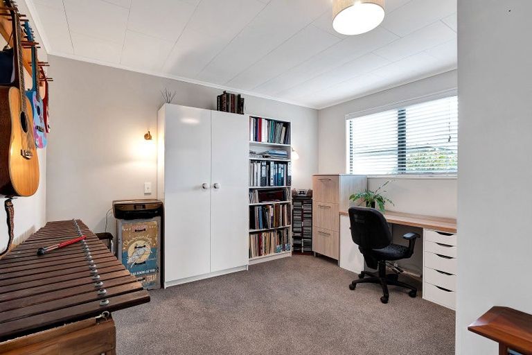 Photo of property in 11 Leatham Avenue, Strandon, New Plymouth, 4312