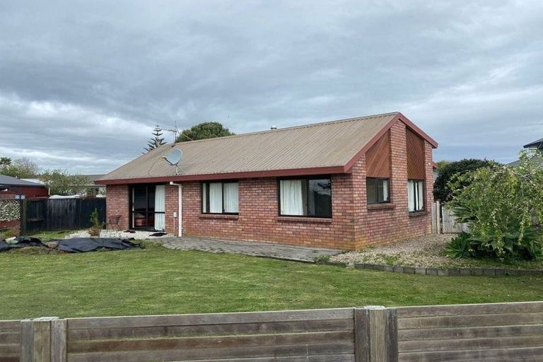 Photo of property in 10 Godwit Place, Waiuku, 2123