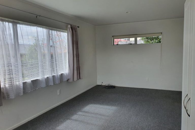 Photo of property in 18 Totaravale Drive, Totara Vale, Auckland, 0629
