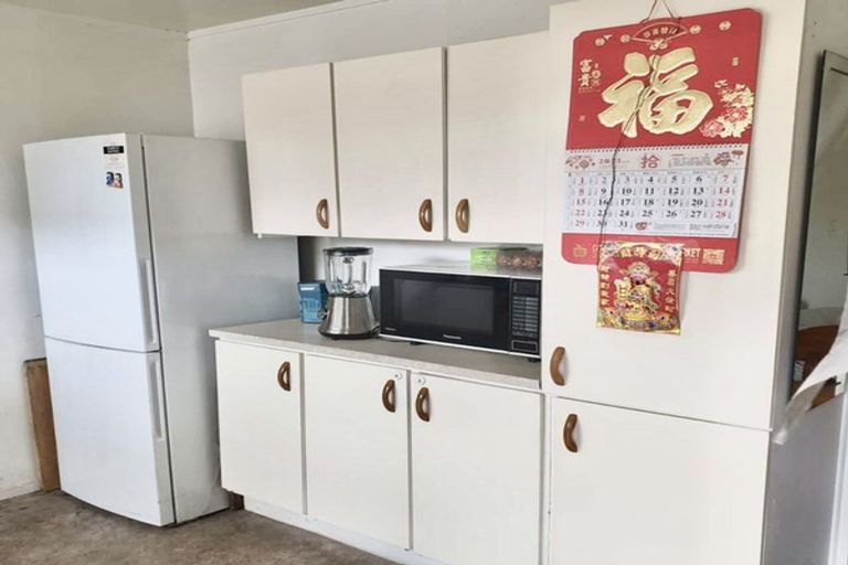 Photo of property in 190 Universal Drive, Henderson, Auckland, 0610