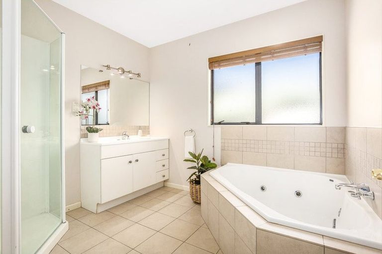 Photo of property in 54 Kakariki Grove, Waikanae, 5036
