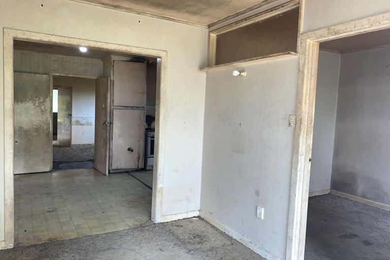 Photo of property in 16 Parrs Cross Road, Henderson, Auckland, 0612