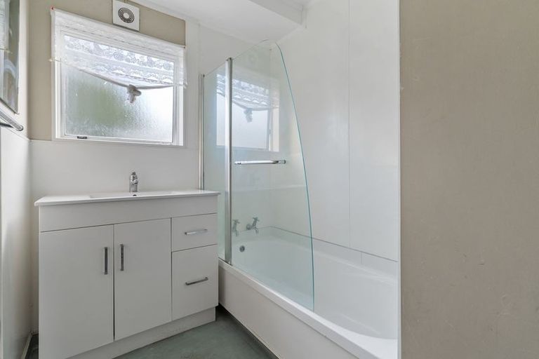 Photo of property in 49 Dungarvon Place, Clendon Park, Auckland, 2103