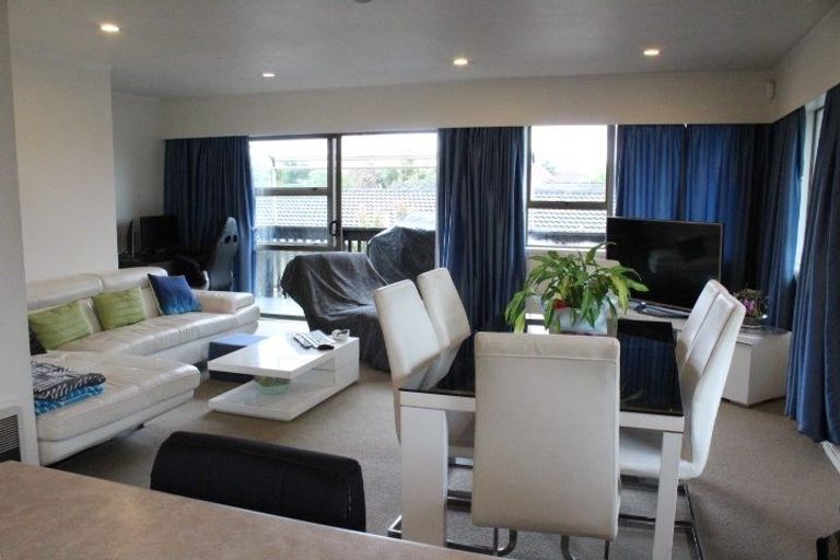 Photo of property in 1/53 Butley Drive, Farm Cove, Auckland, 2012