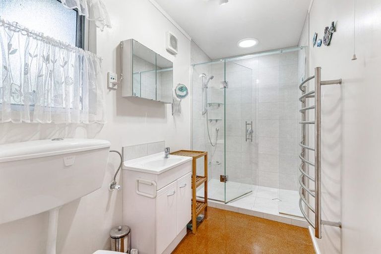 Photo of property in 22 Opanuku Road, Henderson Valley, Auckland, 0612