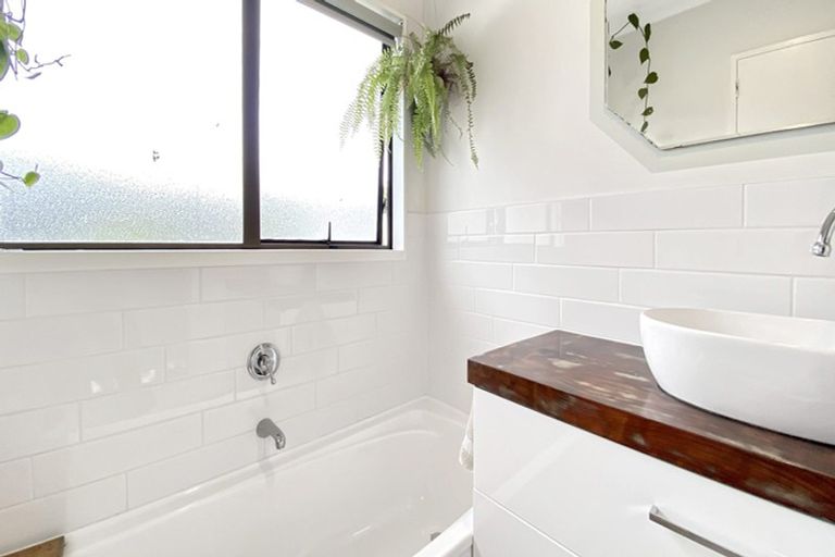 Photo of property in 2/62 Clayburn Road, Glen Eden, Auckland, 0602