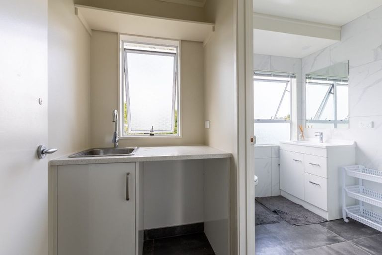 Photo of property in 115 Athena Drive, Totara Vale, Auckland, 0629