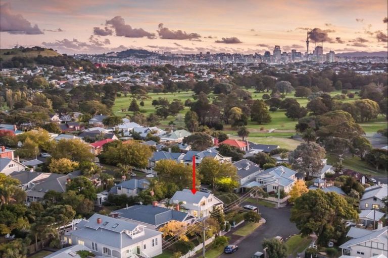 Photo of property in 5 Turnbull Road, Narrow Neck, Auckland, 0624